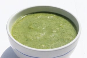 En skål med näringsrik grön smoothie eller soppa för löpare.