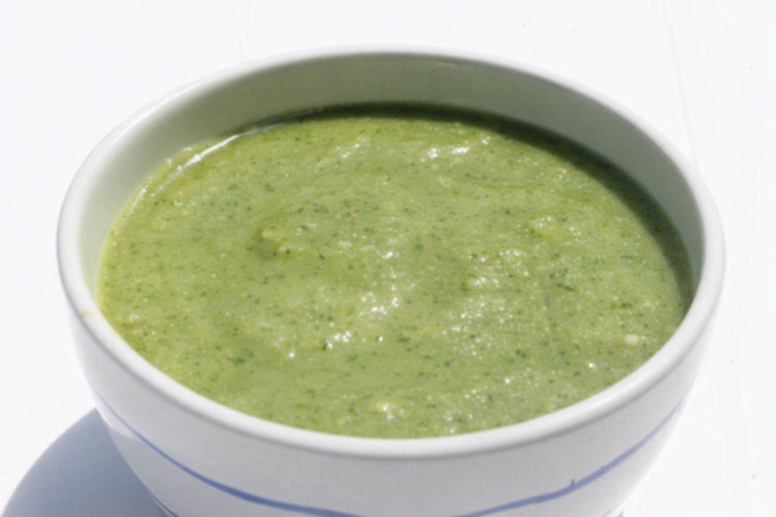 En skål med näringsrik grön smoothie eller soppa för löpare.